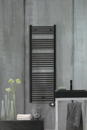 Op = Op Zehnder Aura elektrische designradiator horizontaal 1226x500mm 750W mat zwart (RAL 9205) PBEBZ-120-50/MQ