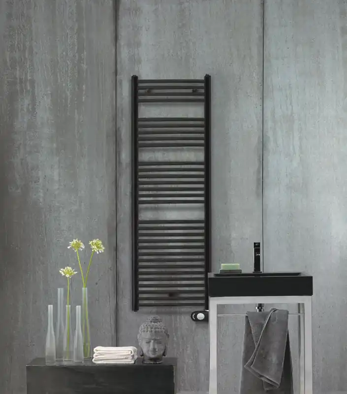 Op = Op Zehnder Aura elektrische designradiator horizontaal 1226x500mm 750W mat zwart (RAL 9205) PBEBZ-120-50/MQ