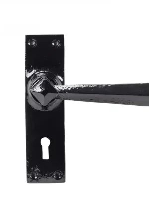 Flitsaanbieding Wardlo deurkruk op schild 148x39mm BB57 smeedijzer zwart