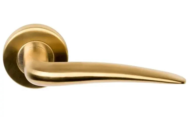 Betaalbaar Deurklink BASICS LBXX op ronde rozet PVD mat goud