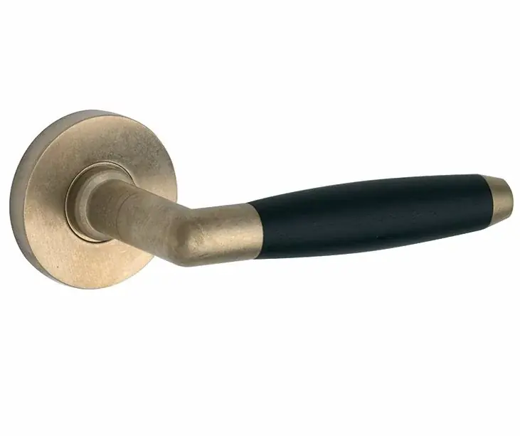 Deurklink op geveerd rozet Ton ebben/Vivo messing antiek Exclusieve Aanbieding